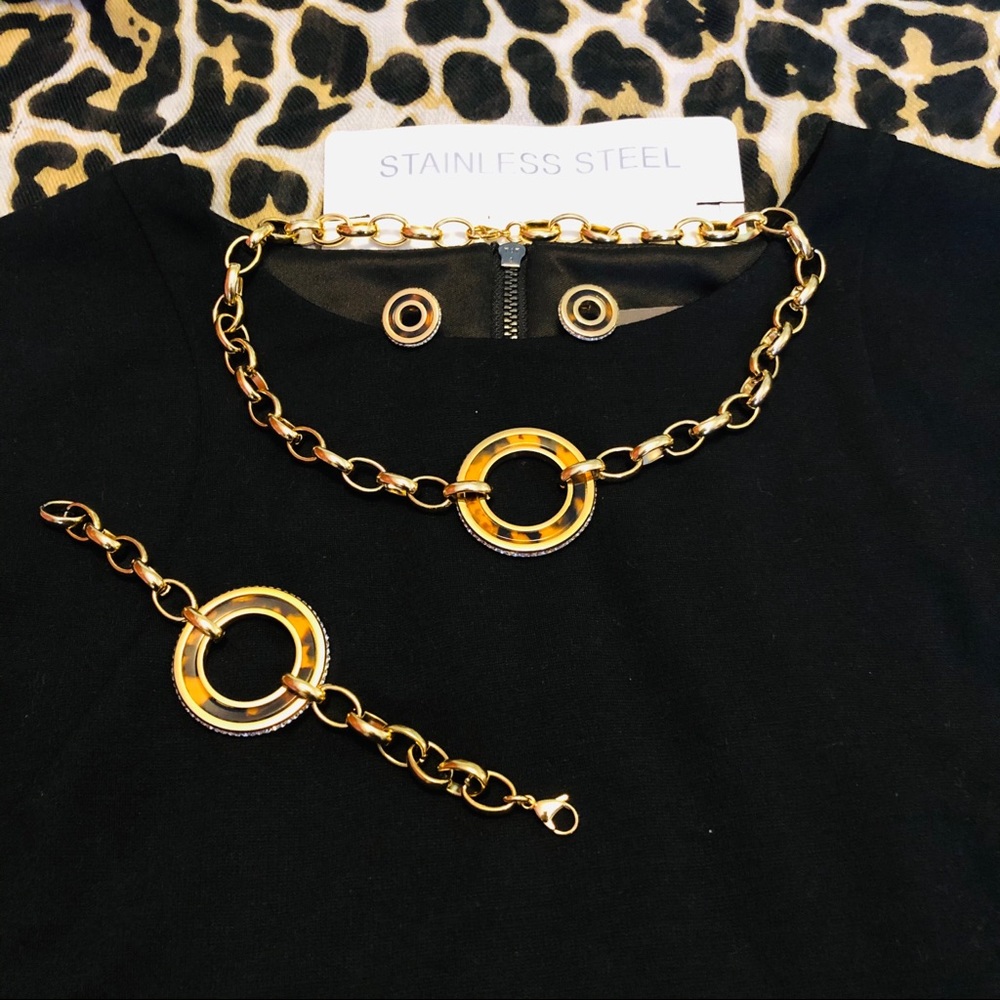 beautiful set (earrings, necklace and bracelet)